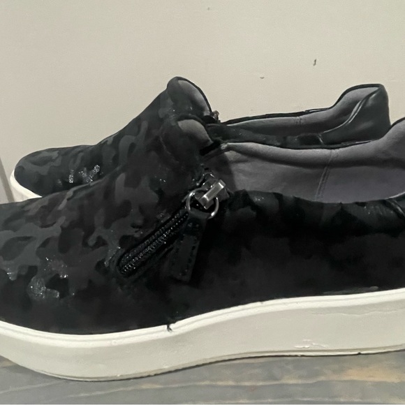 Clarks Slip on Sneakers - Picture 3 of 4